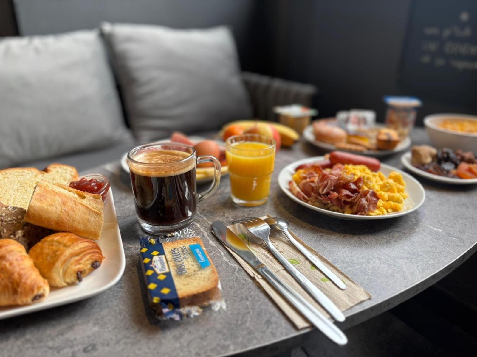 Cit'Hotel Le Cheval Blanc Cognac Centre Екстериор снимка